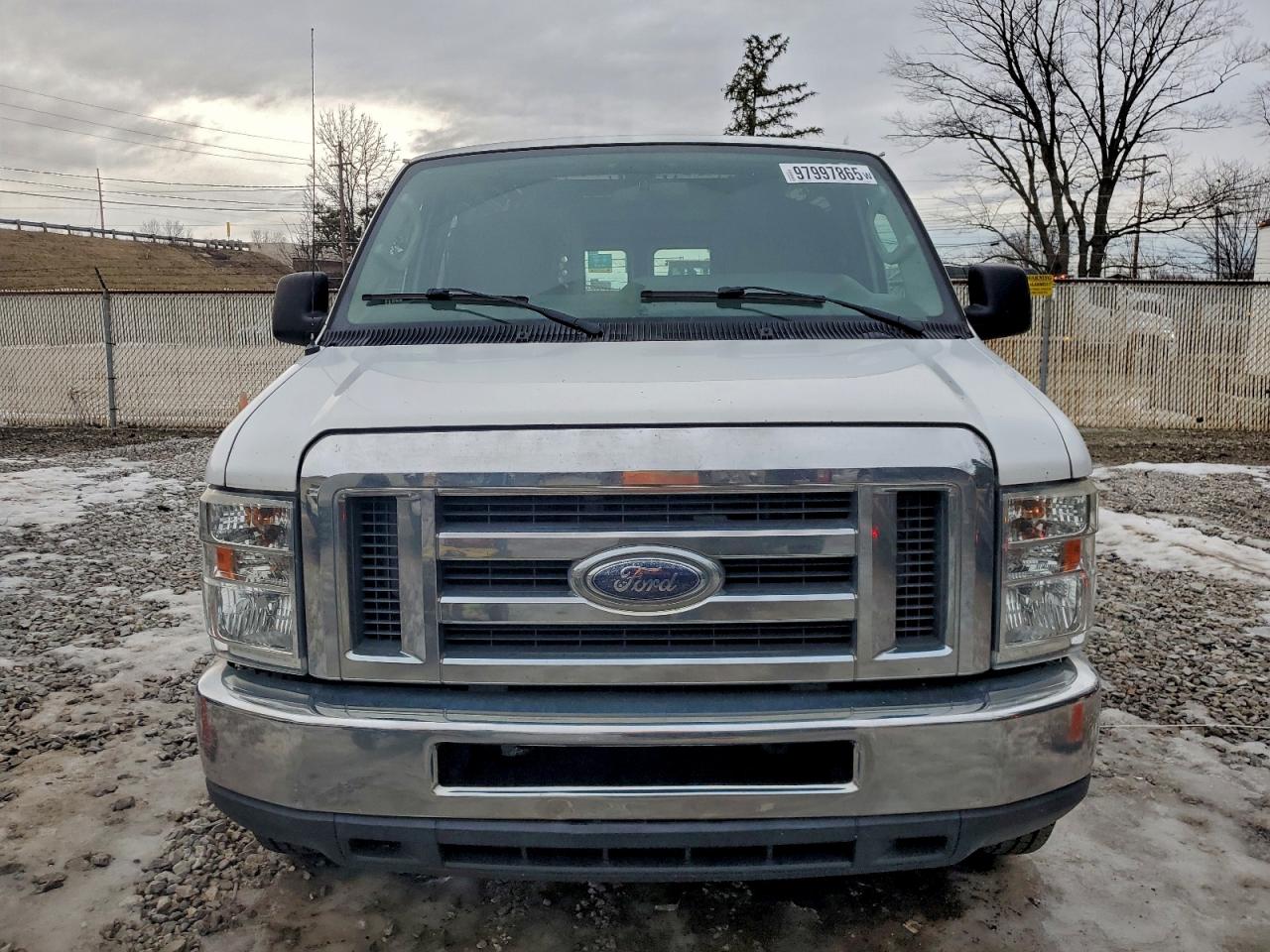 Ford Econoline E250 Van Image 13