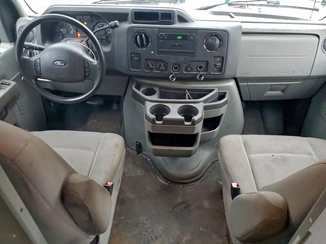 Ford Econoline E250 Van Image 6