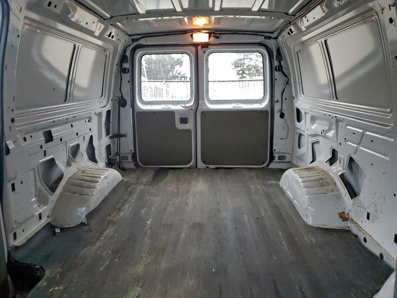 Ford Econoline E250 Van Image 4