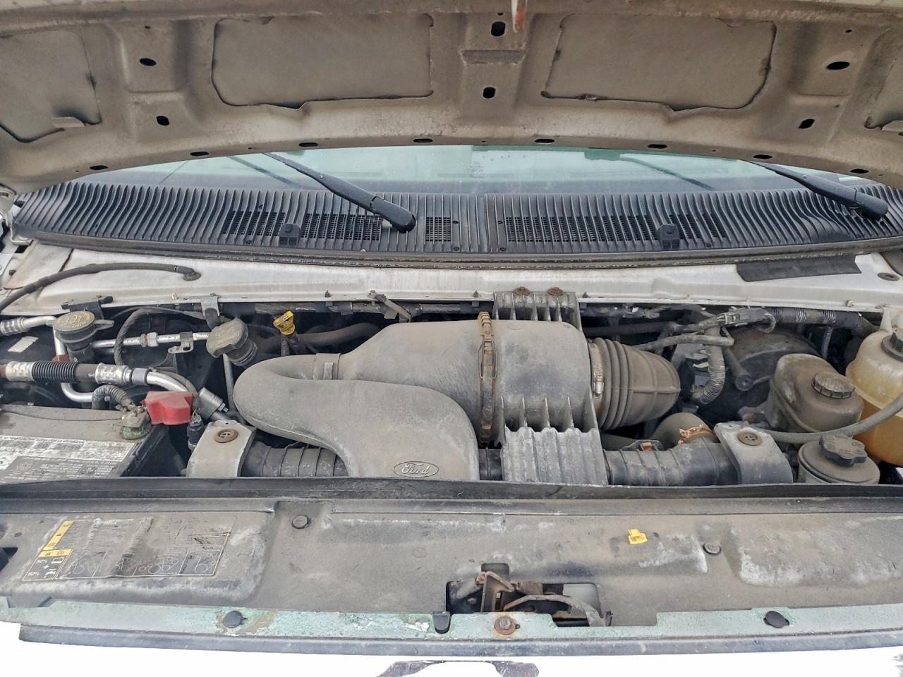 Ford Econoline E250 Van Image 3