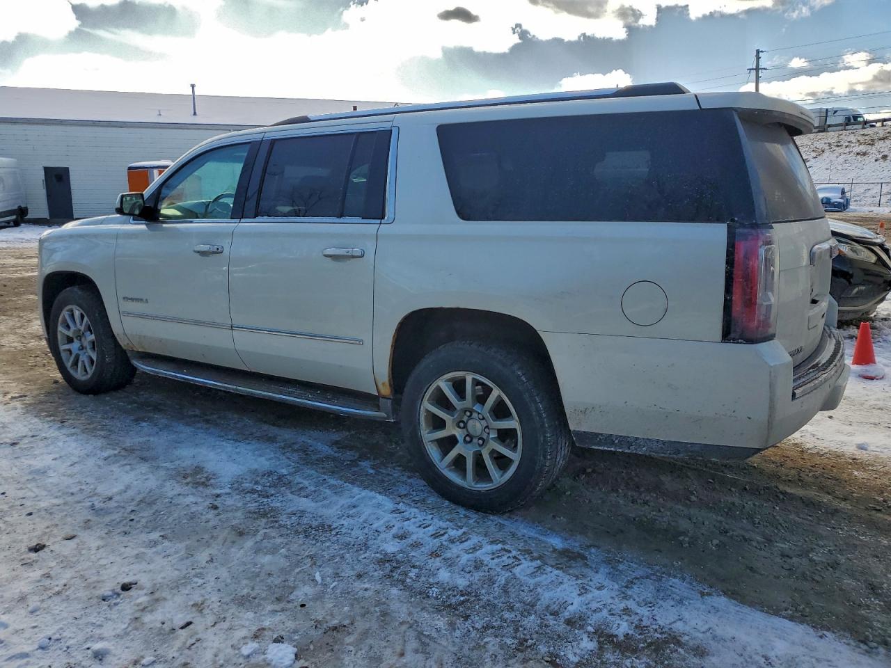 GMC Yukon Denali Image 3