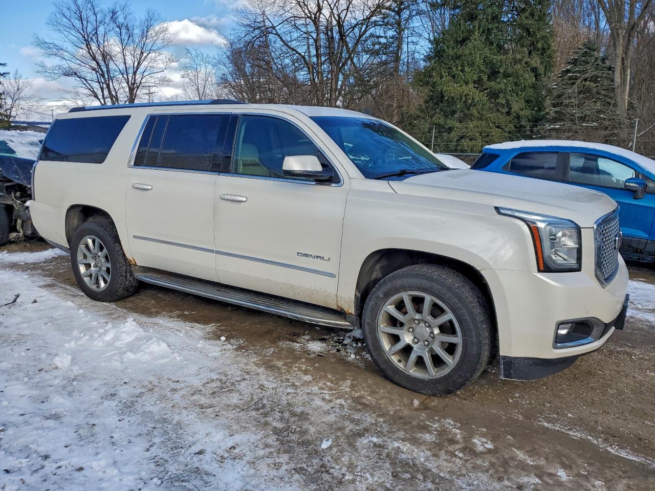 GMC Yukon Denali Image 9
