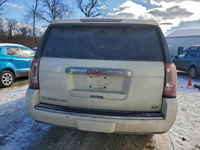 GMC Yukon Denali Image 8
