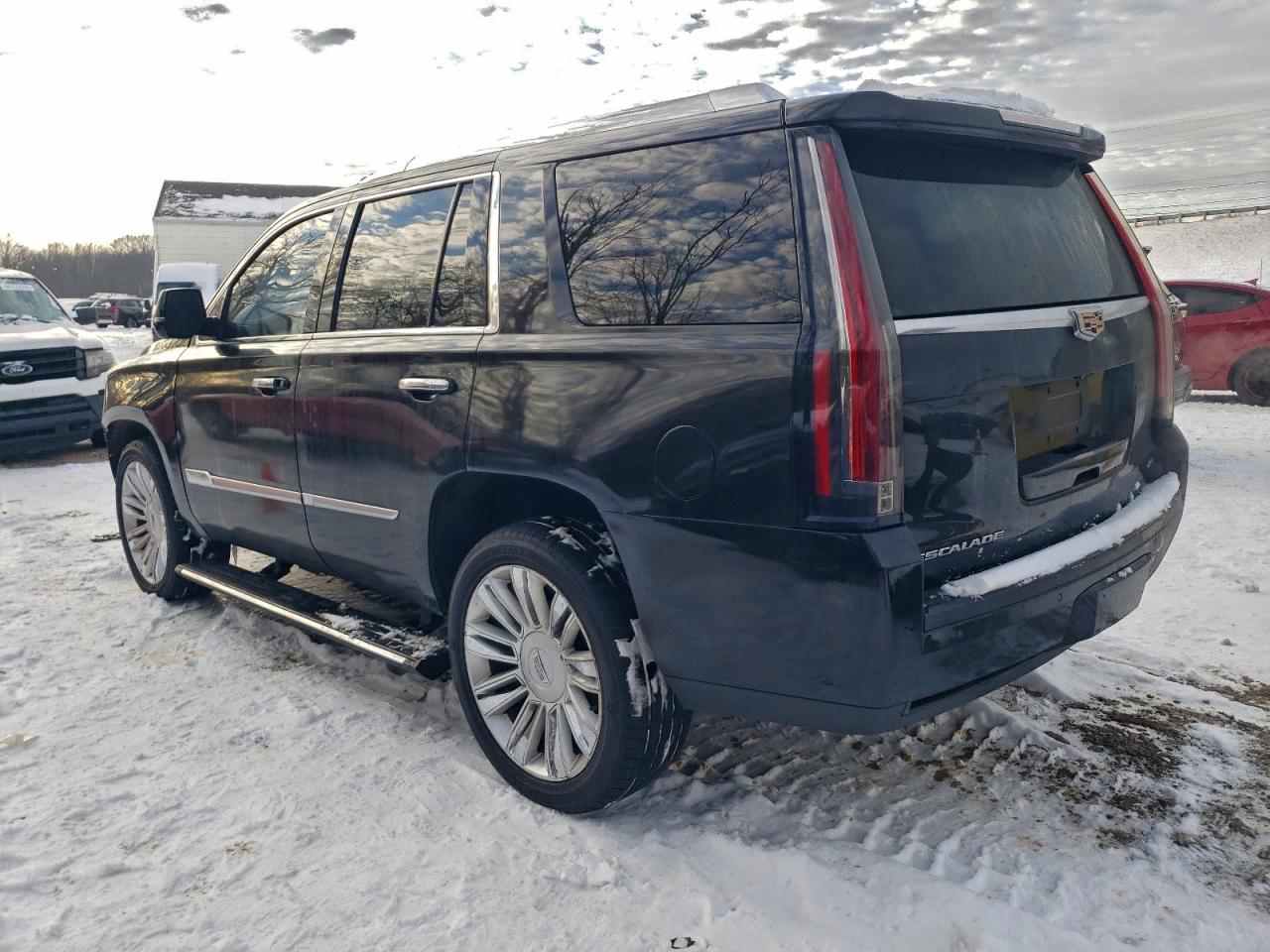 Cadillac Escalade Platinum Image 2